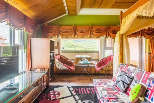 墾丁的住宿－墾丁瑪雅之家民宿，带沙发和电视的客厅