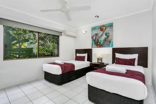 Un pat sau paturi într-o cameră la Roydon Beachfront Apartments
