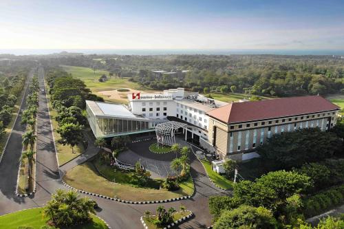 einen Blick über ein Gebäude mit einem Basketballkorb in der Unterkunft Swiss-Belresort Pecatu in Uluwatu