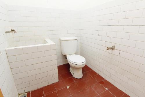 a bathroom with a toilet and a tub and a toilet at Hotel Wijaya 2 Kaliurang in Yogyakarta