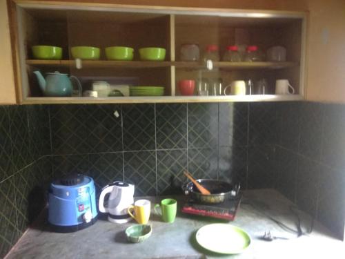 Una cocina o zona de cocina en Nadya Homestay For Female & family