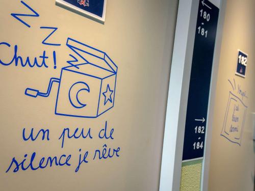 a drawing of a box on a wall at ibis budget Brignoles Provence in Brignoles