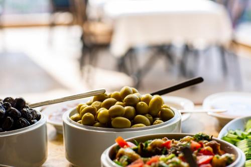 einen Tisch mit Schüsseln Essen auf einem Tisch in der Unterkunft kayadibi cave hotel in Ürgüp