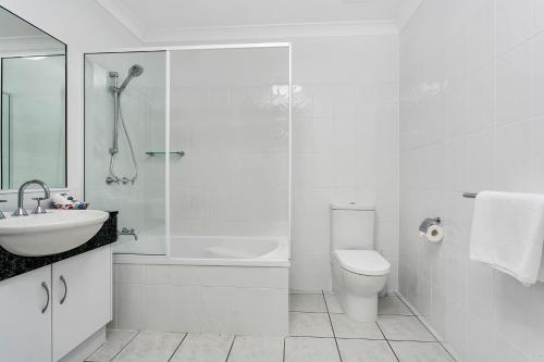 Un baño de Beachfront Apartments on Trinity Beach