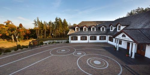 チェハノビエツにあるHotel Nowodworyのバスケットボールコートが目の前にある建物