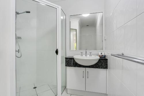 Un baño de Beachfront Apartments on Trinity Beach