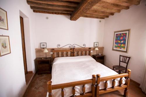 เตียงในห้องที่ Casale Le Borghe - Montalcino,Toscana