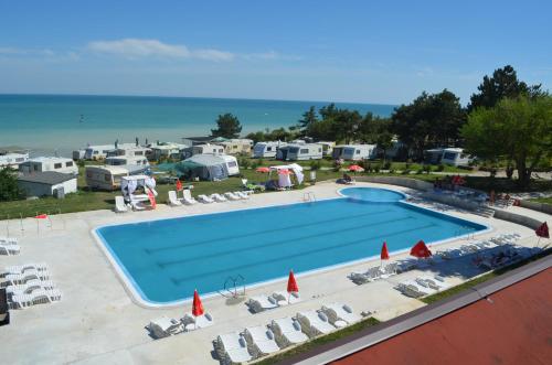 an overhead view of a swimming pool and the ocean at Camping Saint George in Topola