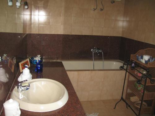 een badkamer met een wastafel en een bad bij Casale Le Borghe - Montalcino,Toscana in San Giovanni dʼAsso