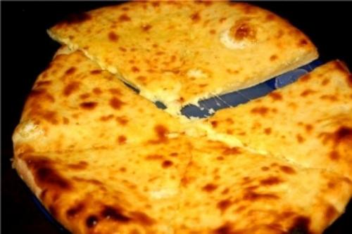 un primer plano de dos rebanadas de pizza de queso en 53 jincharadze street Makhinjauri, Batumi, en Batumi