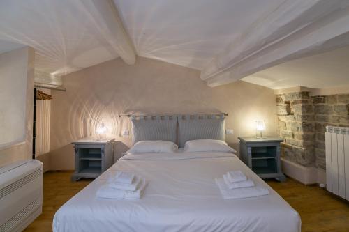 Een bed of bedden in een kamer bij Historical stone house, in the amazing centre of Florence!