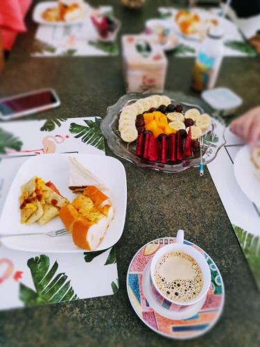 un tavolo con un piatto di cibo e una tazza di caffè di Qing Man Homestay a Città di Hualien
