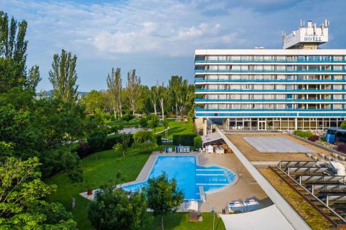 Bazén v ubytování Danubius Hotel Annabella nebo v jeho okolí