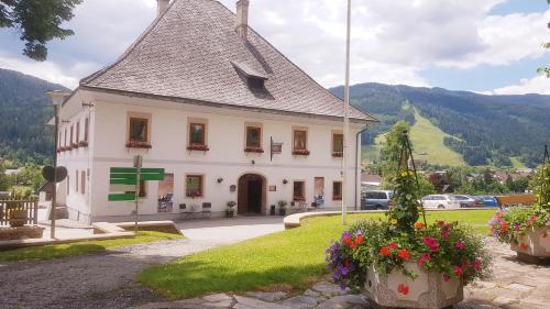 a small white building with a pointed roof at Gasthof Kreischberg in Sankt Georgen ob Murau