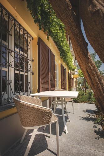 a white table and chairs in front of a building at Residenza San Vito in Calamandrana