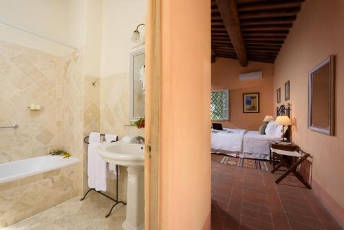 y baño con bañera, lavamanos y bañera. en Laticastelli Country Relais en Rapolano Terme
