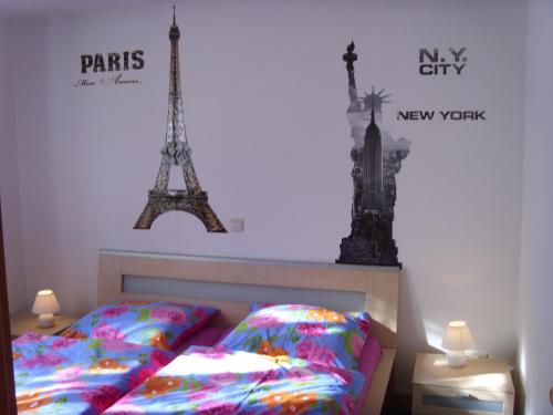 1 dormitorio con 1 cama y la torre Eiffel en Ferienwohnung Ina, en Rust