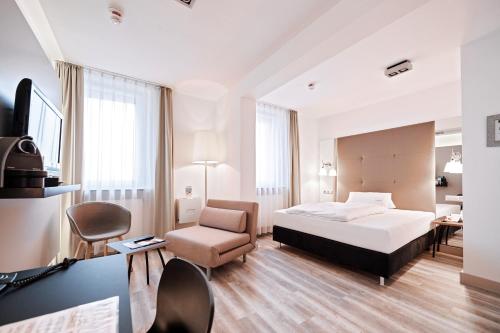 Tempat tidur dalam kamar di Hotel Amadeus