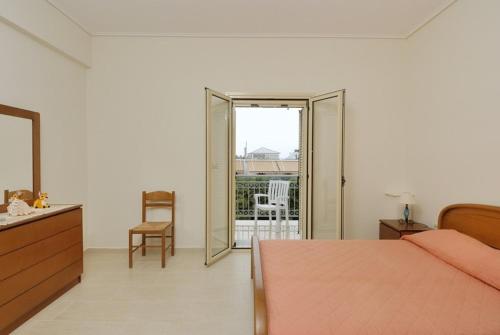 Postel nebo postele na pokoji v ubytování 8 Furnished Apartments in Stoupa for Rent.
