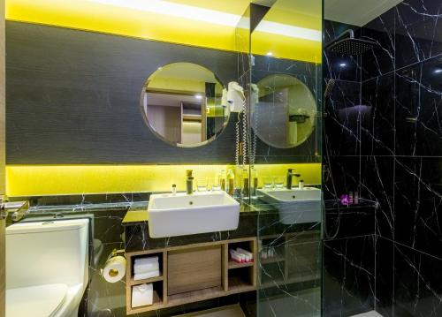 Baño con 2 lavabos y espejo en GLOW Sukhumvit 5, en Bangkok