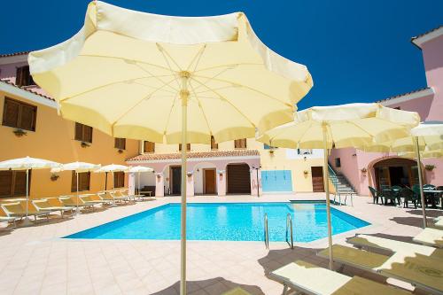 a pool with umbrellas and chairs and a swimming pool at Residence Cala Viola in Cala Liberotto