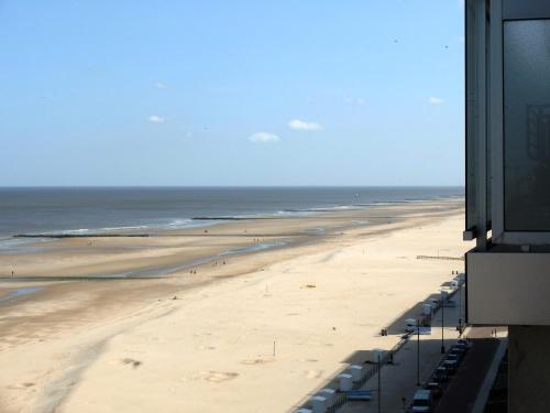 a view of the beach from a building at Zon, zee en ontspanning in Middelkerke