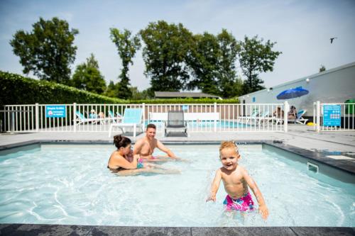 un grupo de personas jugando en una piscina en TopParken – Résidence de Leuvert, en Cromvoirt