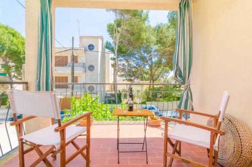 un balcon avec deux chaises, une table et une fenêtre dans l'établissement Penya, à Manacor