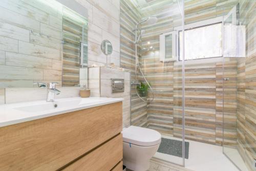 une salle de bains avec toilettes, lavabo et douche dans l'établissement Penya, à Manacor