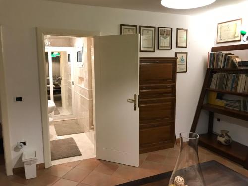 a room with a door leading to a bathroom at La casa di Sergio in Brindisi