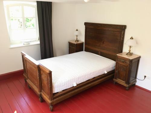 ein Schlafzimmer mit einem Bett und zwei Nachttischen in der Unterkunft Freistaat Eifel in Nettersheim
