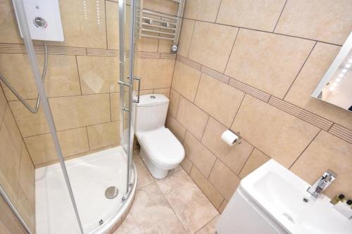uma casa de banho com um WC, um chuveiro e um lavatório. em Apt 3, Opera House ensuite 4th Floor by Indigo Flats em Londres
