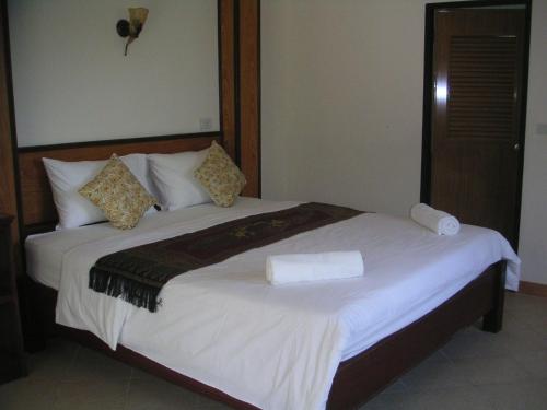 A bed or beds in a room at Samuigreenvalley Resort
