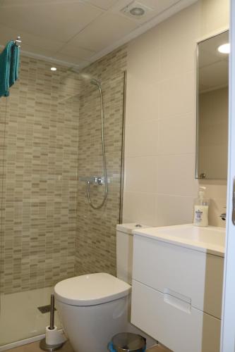VistabellaにあるCAPRI2-5のバスルーム(トイレ、洗面台、シャワー付)