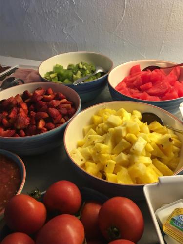 een bos kommen met groenten en fruit op een tafel bij Hotel Es Blau Des Nord in Colonia de Sant Pere
