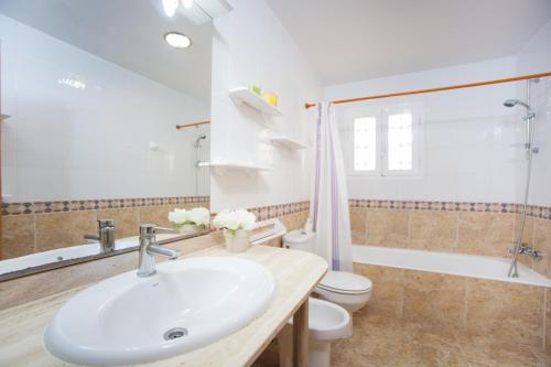 プラヤ・デ・ムロにあるCan Contentの白いバスルーム(洗面台、トイレ付)