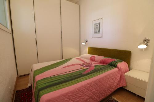 - une chambre avec un lit orné d'une fleur rose dans l'établissement 1 bedroom Suquet, 6 min from the Palais, balcony city & port view 220, à Cannes