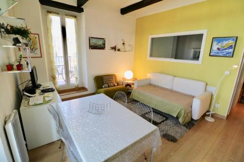 une chambre avec un lit et une table dans une pièce dans l'établissement 1 bedroom Suquet, 6 min from the Palais, balcony city & port view 220, à Cannes