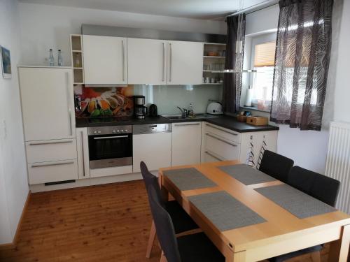 Dapur atau dapur kecil di Businesswohnungen Haag bei A7