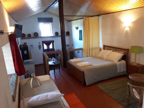 オリヴェイラ・デ・アゼメーイスにあるQuintinha de Santiagoのベッドルーム1室(ベッド1台付)、テーブル付きのベッドルーム1室が備わります。