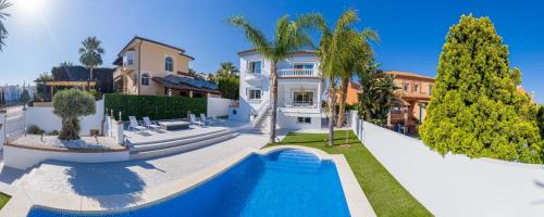 une maison avec une piscine dans une cour dans l'établissement VACATION MARBELLA I Sunny Camelia Villa Heated pool, à Benalmádena