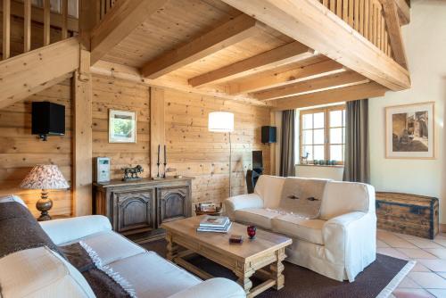 un salon avec un canapé et une table dans l'établissement Ferme Vauvray, à Megève