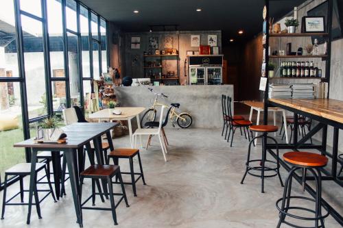 Ο χώρος του lounge ή του μπαρ στο The Simple Koh Yao Noi
