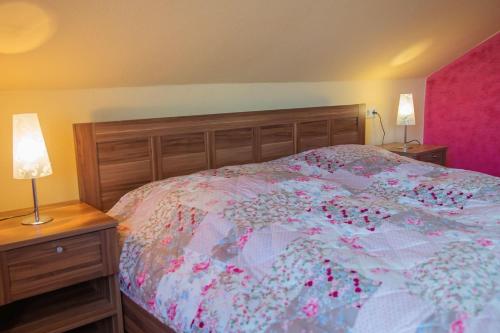 ein Schlafzimmer mit einem Bett und zwei Nachttischen mit Lampen in der Unterkunft Haus Meeresglück Wohnung Seestern in Dahme