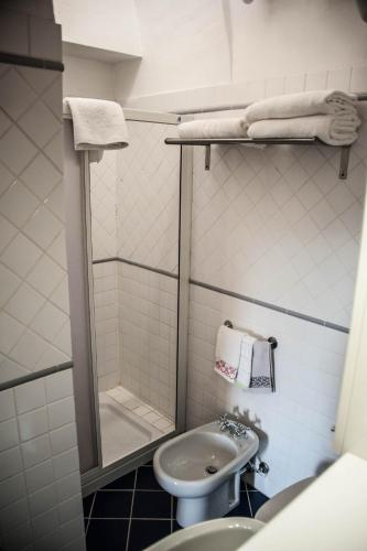 a small bathroom with a toilet and a sink at Dimora nel Chianti in San Sano