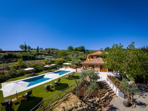 einen Luftblick auf eine Villa mit einem Pool in der Unterkunft Villa Amadeo by PosarelliVillas in Montaione