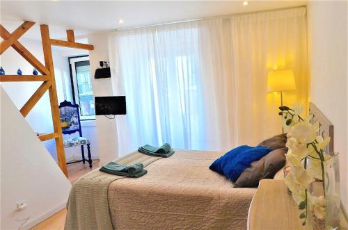 リスボンにあるAlfacinha - Checkinhomeのベッドルーム1室(ベッド1台、テーブル、タオル付)