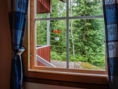 ein Fenster mit Blick auf eine Terrasse in der Unterkunft Holiday Home Nokikana 7 by Interhome in Strandby