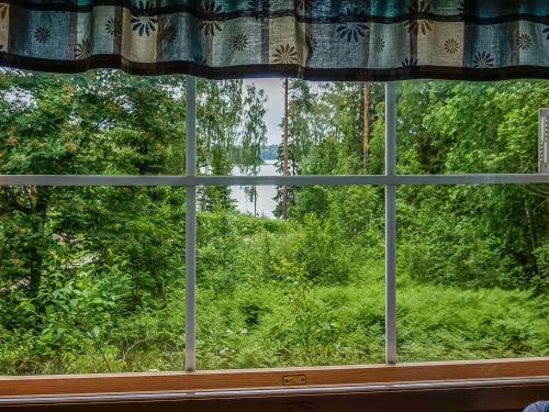 ein Fenster mit Blick auf ein Feld von Bäumen in der Unterkunft Holiday Home Nokikana 7 by Interhome in Strandby