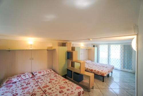 ビビオーネにあるVilla Girasoleのベッドルーム1室(二段ベッド2台、窓付)が備わります。